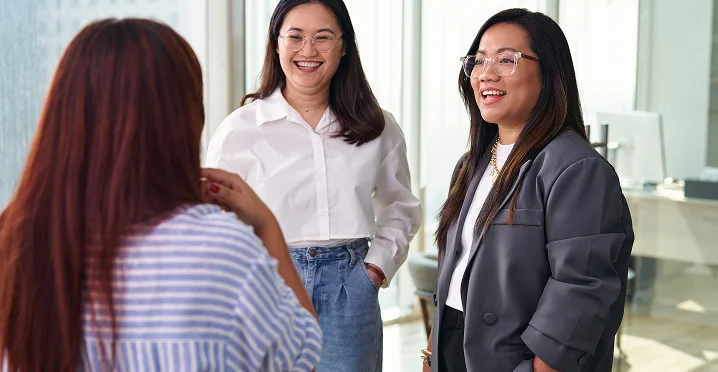 group photo women smiling