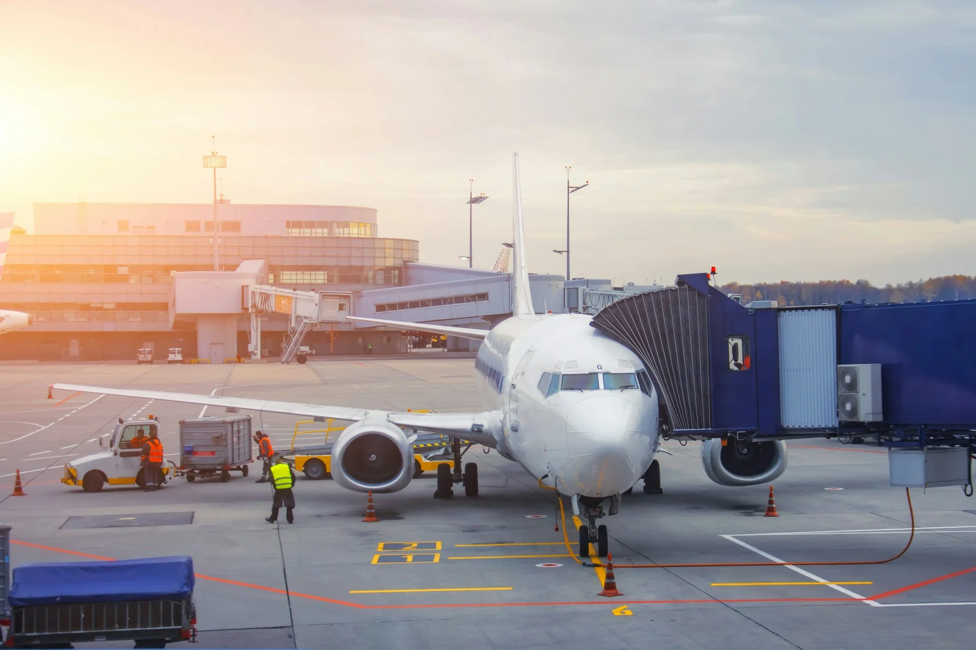 /airplane-passenger-gangway-of-the-terminal-building-at-the-airport-aircraft-flight-maintenance-
