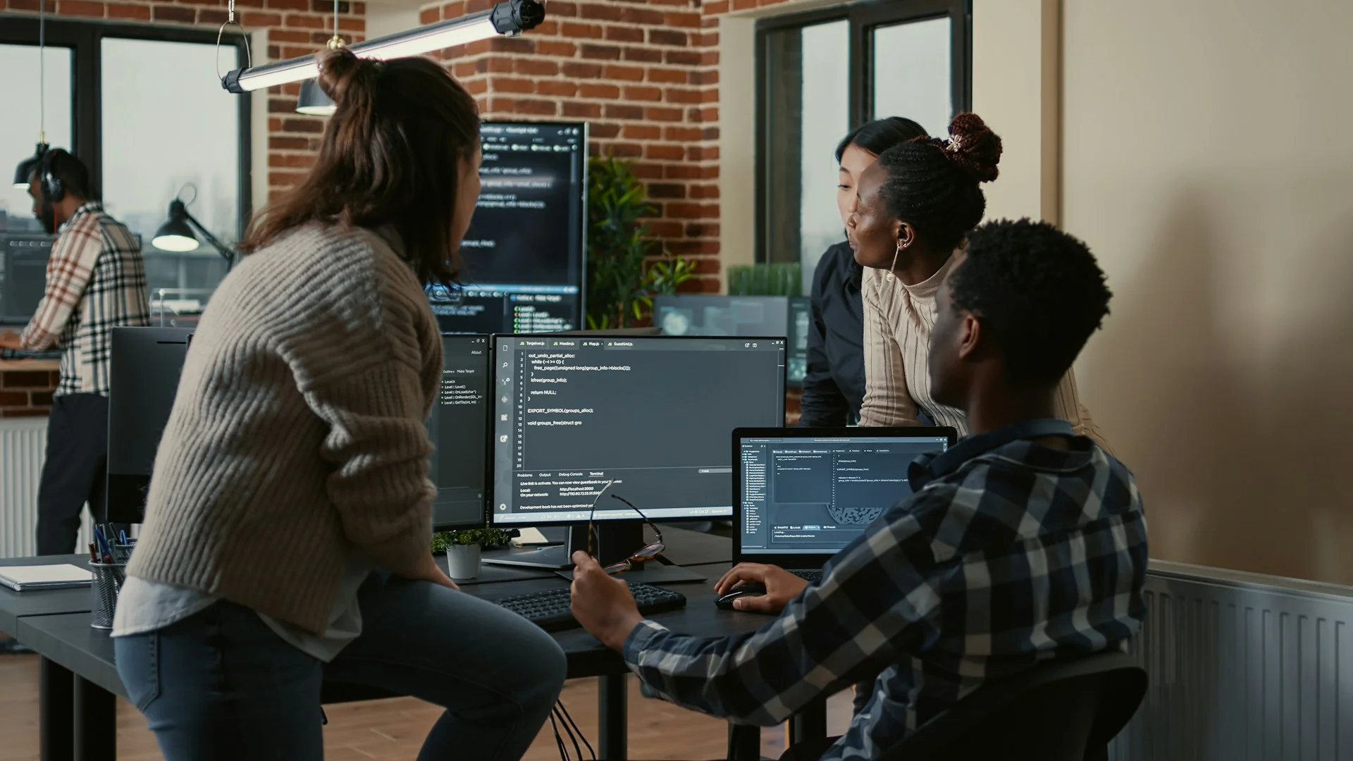 software-developers-discussing-about-cloud-programming-innovation-while-the-rest-of-the-team-joins-the-discussion-programmers-doing-teamwork-computing-big-data-in-server-room-