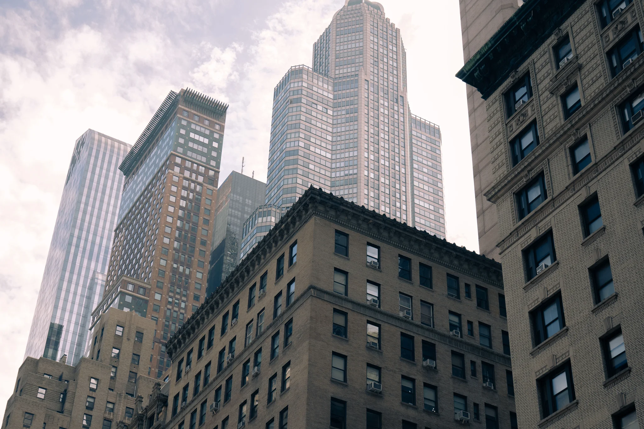 UK vs US Financial Technology Salary Trends: What Employers Need to Know in 2026/27