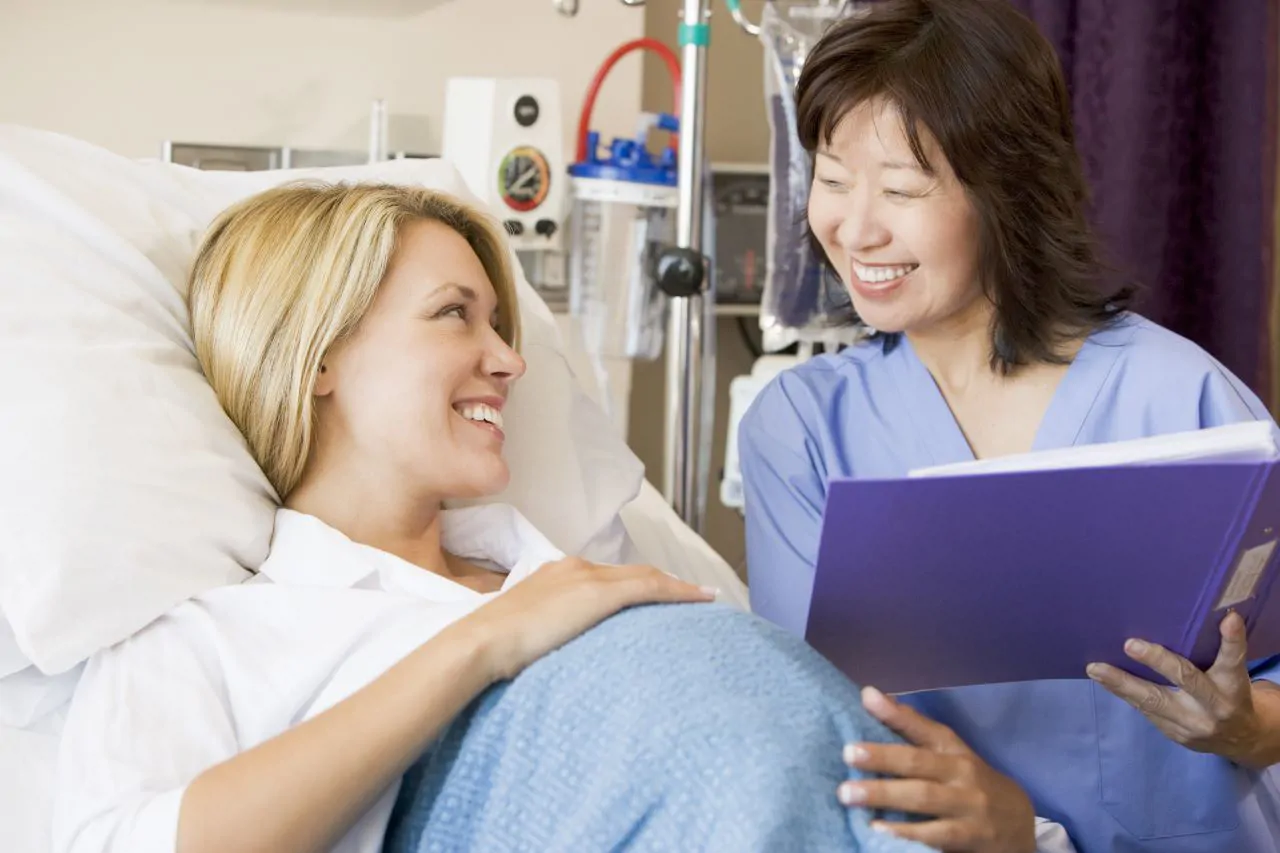 nurse-assisting-pregnant-woman