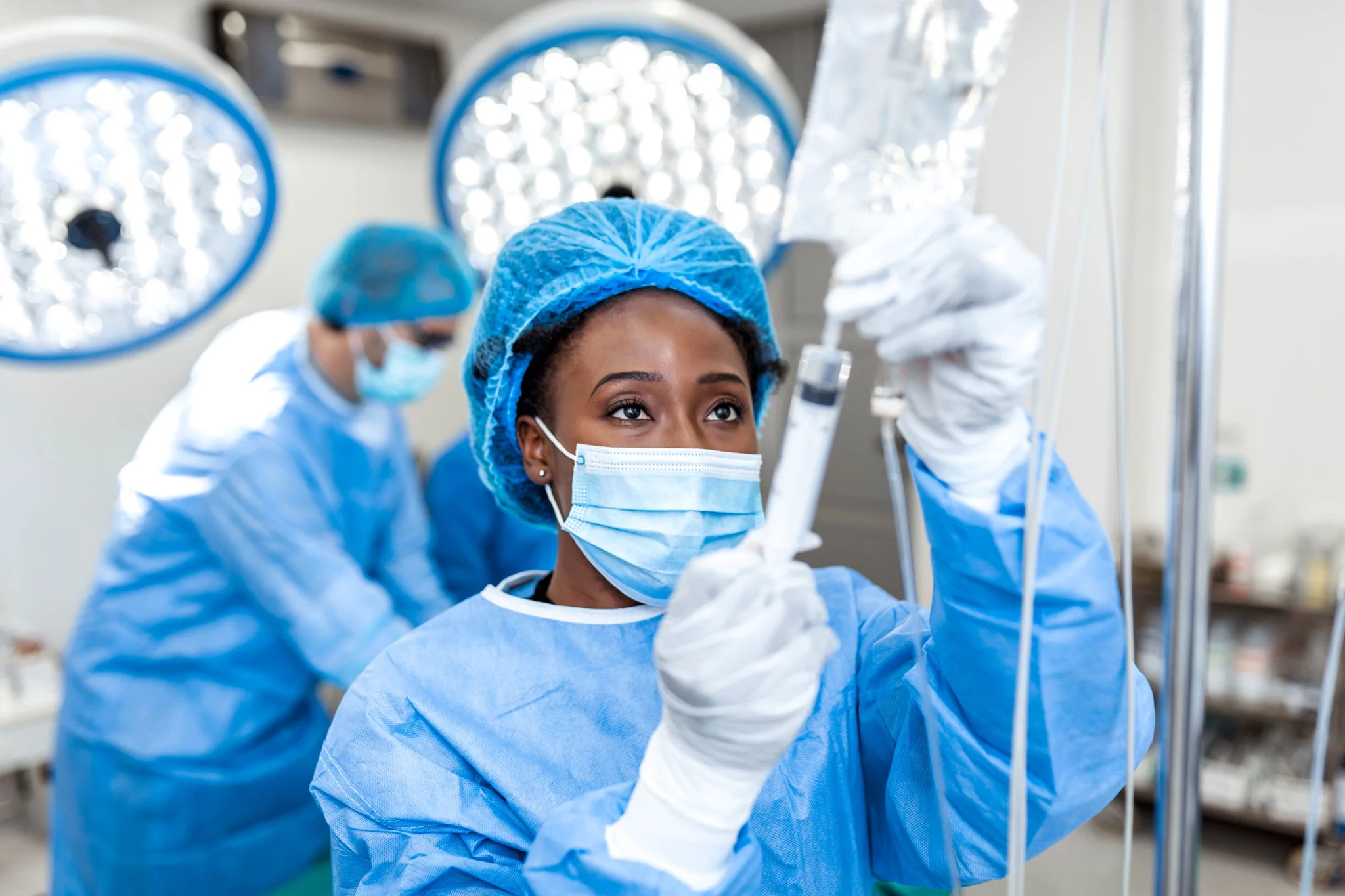 nurse-working-in-an-operating-room