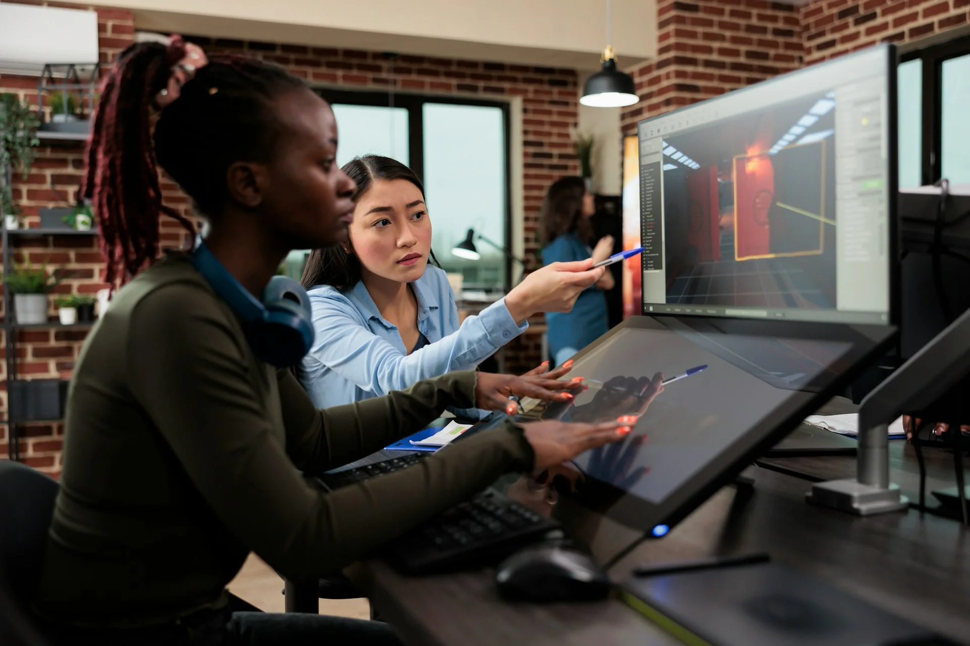 Two-women-talking-about-computer-screen