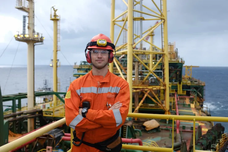 Oil and Gas Engineers: Should You Go Offshore or Stay Onshore?