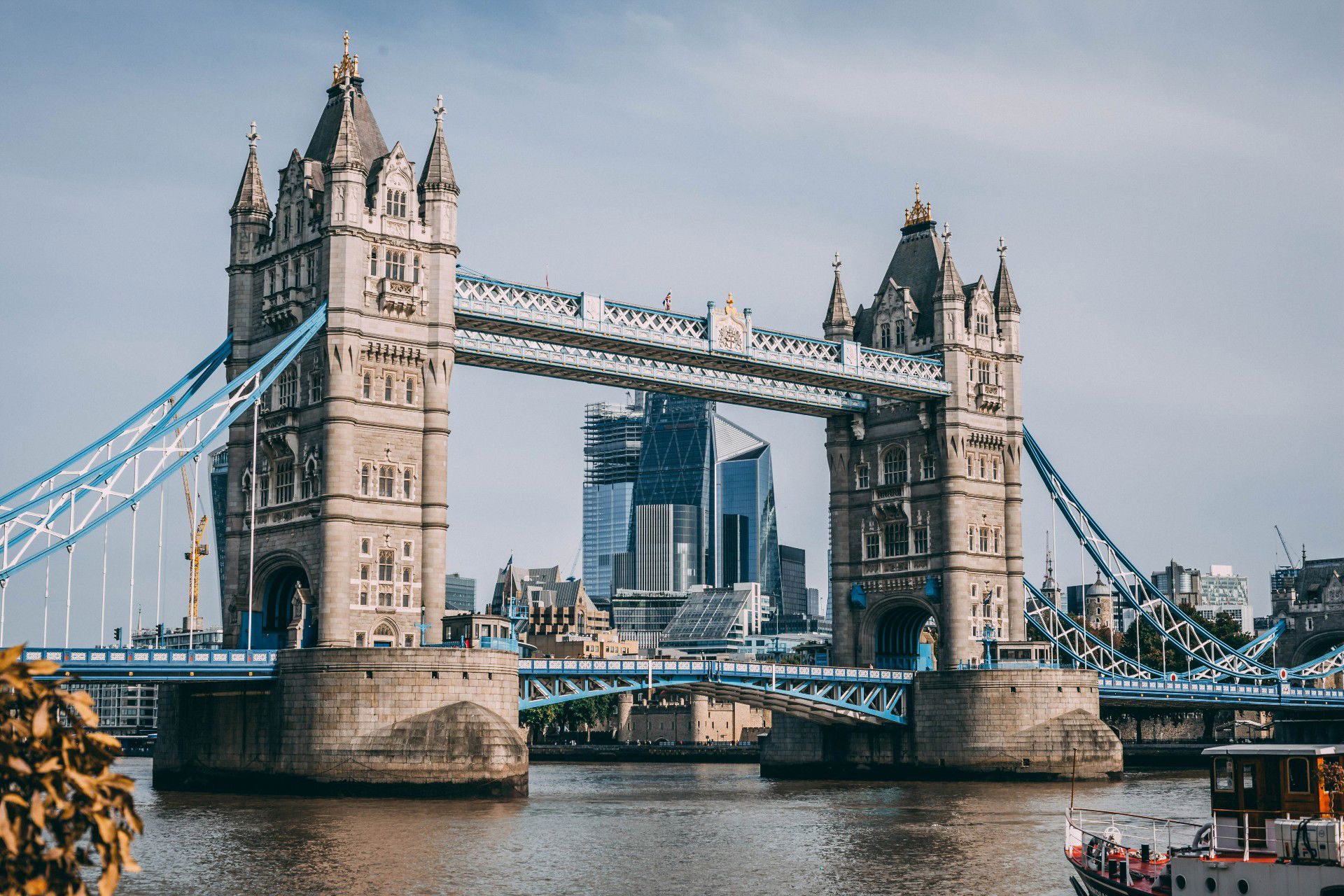 london bridge blue sky