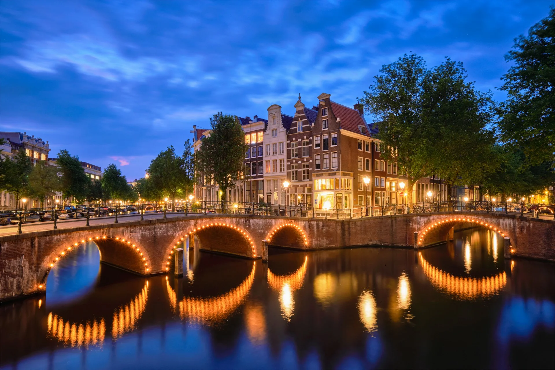 night-view-of-amterdam-cityscape-with-canal-bridge-and-medieval-houses-in-the-evening-twilight-illuminated-amsterdam-netherlands