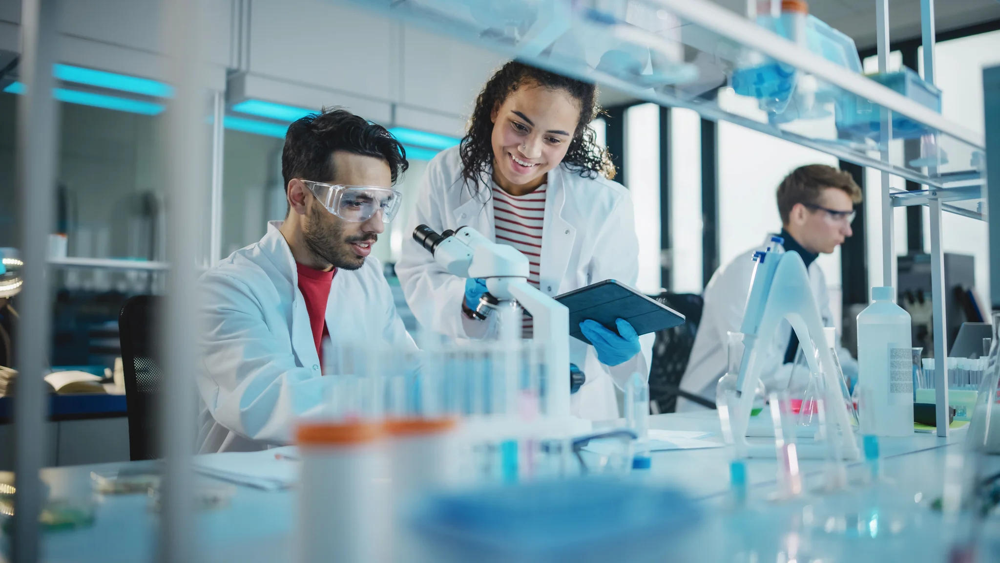 Pharma Hiring in Q3: Why a €20K Raise Alone No Longer Closes the Deal