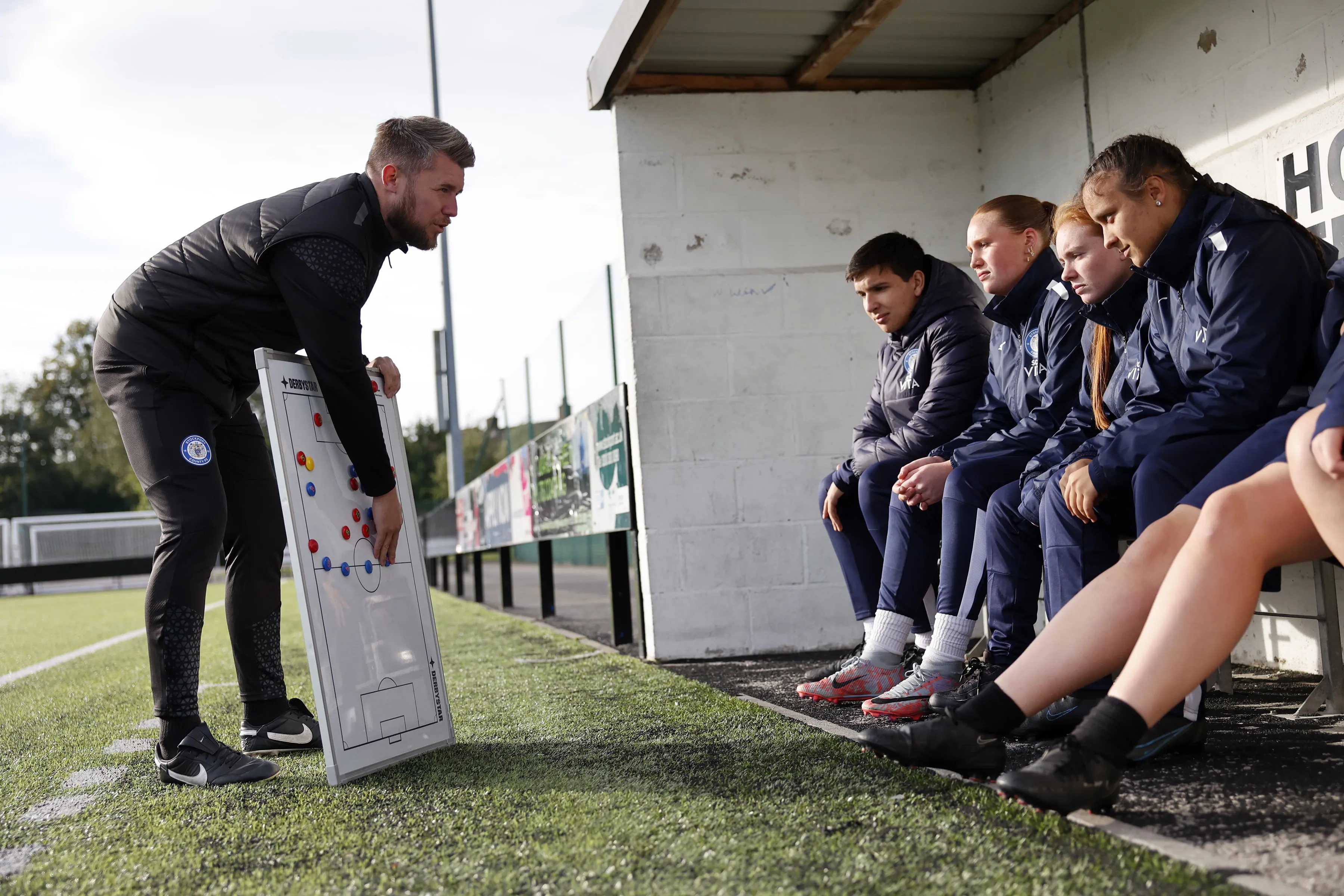 https://sitescdn.wearevennture.co.uk/public/stockport-county-careers/assets/pitch_academy_181023-041.webp