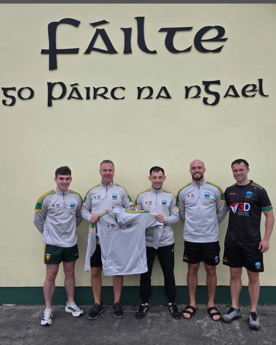 Michael presenting some of the Naomh Columba team with the new 3D gear