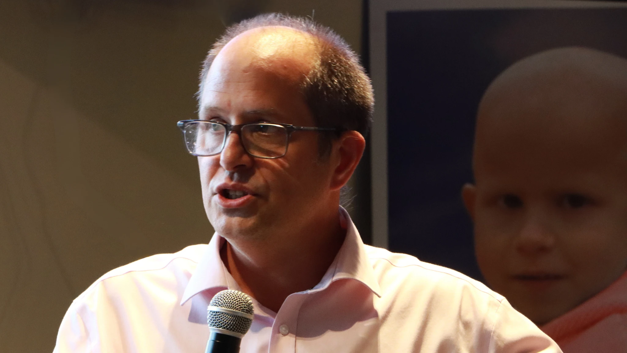 Mike Barringer gives a speech at the auction event 