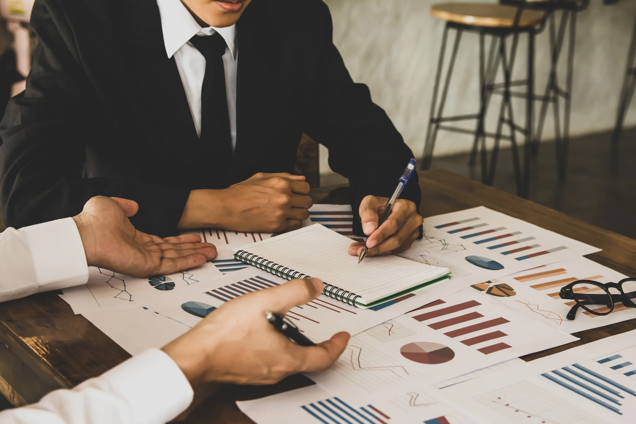 Image illustrating people discussing possible venture capital and private equity opportunities